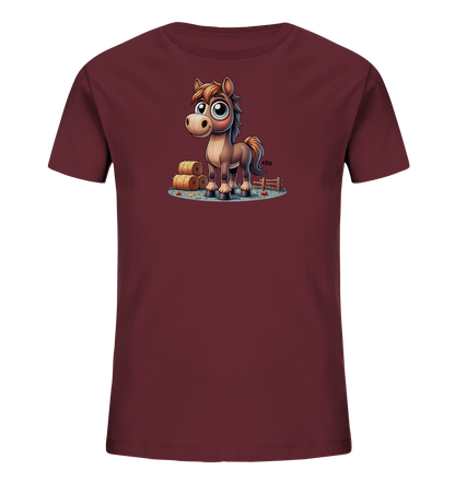 Onlineshop Shirts fuer Kinder - Das Bild zeigt ein weinrotes T-Shirt fuer Kinder. Darauf ist eine niedliche, cartoonhafte Illustration eines braunen Pferdes zu sehen. Das Pferd steht neben Heuballen und einem Zaun, umgeben von einer ovalen Flaeche. Das Design wirkt freundlich und verspielt.