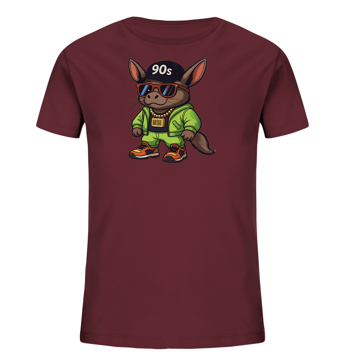 Onlineshop Shirts fuer Kinder - Das Bild zeigt ein burgunderrotes Kinder-T-Shirt mit einem auffaelligen Motiv auf der Vorderseite. Es ist eine Illustration eines Tieres, das eine schwarze Kappe mit der Aufschrift '90s' traegt. Das Tier ist in einem gruenen Trainingsanzug, Sonnenbrille und goldenen Accessoires gekleidet, was an den Stil der 90er-Jahre erinnert. Dieses Design verleiht dem Shirt einen coolen und trendigen Look.