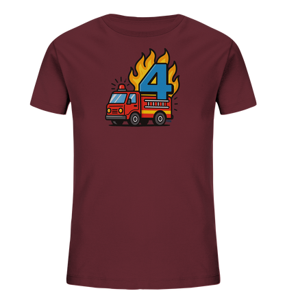 Onlineshop Shirts fuer Kinder - Das Bild zeigt ein dunkelrotes Kinder-T-Shirt mit einem farbigen Motiv auf der Vorderseite. Zu sehen ist ein rotes Feuerwehrauto, ueber dem die blaue Zahl '4' dargestellt ist. Die Zahl wird von stilisierten gelb-orangen Flammen umgeben, was dem Design einen dynamischen Look verleiht.