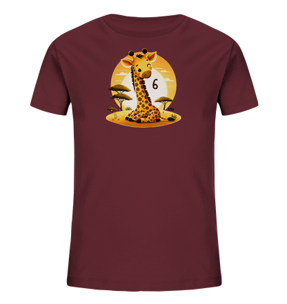 Onlineshop Shirts fuer Kinder - Das Bild zeigt ein bordeauxrotes Kinder-T-Shirt mit einem niedlichen Druck einer sitzenden Giraffe auf der Vorderseite. Die Giraffe ist in einer stilisierten Savannenlandschaft mit Baeumen und einem grossen Himmelskoerper dargestellt. Neben dem Tier ist prominent die Zahl "6" zu sehen. Das gesamte Motiv ist freundlich und kindgerecht gestaltet.