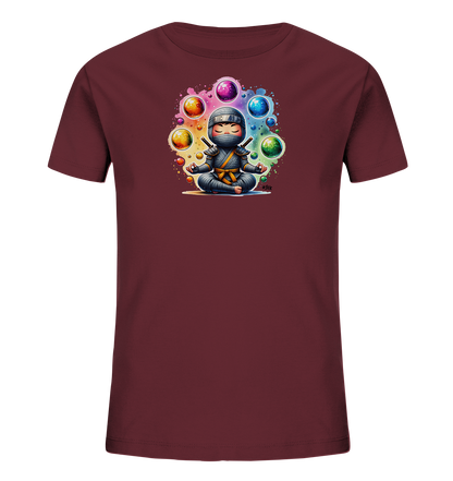 Onlineshop Shirts fuer Kinder - Das Bild zeigt ein dunkelrotes Kinder-T-Shirt mit einem farbenfrohen Aufdruck in der Mitte. Der Aufdruck stellt eine cartoonhafte Figur im Ninja-Outfit mit gelbem Guertel dar, die im Schneidersitz meditiert. Um die Figur herum schweben bunte, leuchtende Kugeln in einem regenbogenfarbenen Kreis. Kleine Punkte ergaenzen das detailreiche Design.