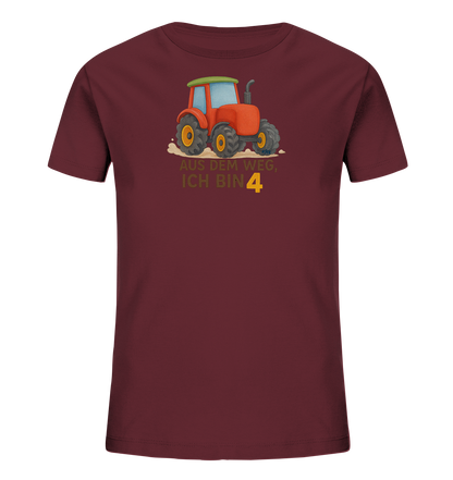 Onlineshop Shirts fuer Kinder - Dieses dunkelrote Kinder-T-Shirt praesentiert eine Illustration eines roten Traktors auf der Vorderseite. Unter dem Traktor ist der Text "AUS DEM WEG, ICH BIN 4" in beige und gelben Farbtoenen platziert. Der Traktor selbst hat gelbe Raeder und ein gruenes Dach. Das gesamte Design wirkt lebendig und kindgerecht gestaltet.
