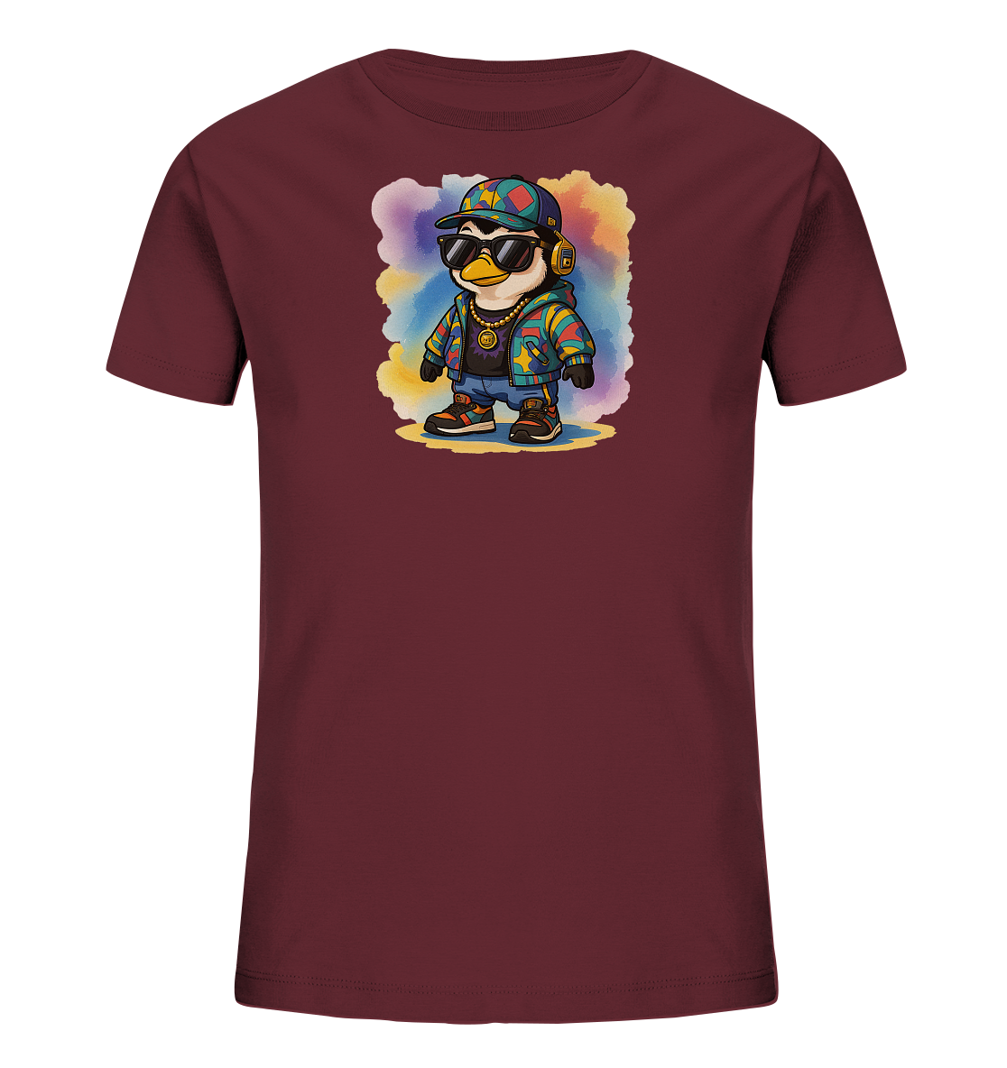 Onlineshop Shirts fuer Kinder - Das Bild zeigt ein bordeauxrotes Kinder-T-Shirt mit einem farbenfrohen Motiv auf der Vorderseite. Es ist ein cartoonhafter Pinguin abgebildet, der eine trendige Hip-Hop-Kleidung mit Sonnenbrille, Kopfhoerern, Kappe und einer bunten Jacke traegt. Hinter dem Pinguin befindet sich ein bunter Aquarell-Hintergrund, der das Design lebendig wirken laesst. Die Gestaltung ist verspielt und modern.