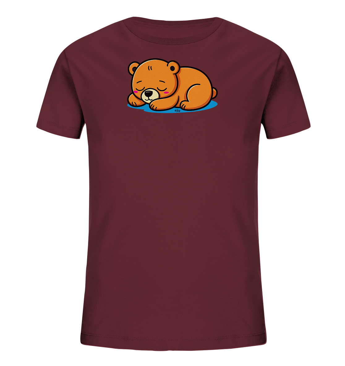 Onlineshop Shirts fuer Kinder - Das Bild zeigt ein dunkelrotes Kinder-T-Shirt mit einer niedlichen Illustration eines schlafenden Baeren auf der Vorderseite. Der Baer ist hellbraun und liegt friedlich mit geschlossenen Augen auf einer blauen Flaeche. Das Design wirkt beruhigend und ist ideal fuer kleine Kinder. Das T-Shirt ist schlicht gehalten und konzentriert sich auf das zentrale Motiv.