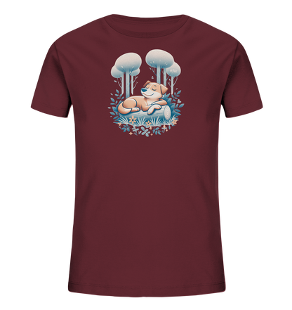 Onlineshop Shirts fuer Kinder - Rotes Kinder T-Shirt mit einem friedlichen Motiv. Ein Hund schlaeft auf einem Baumstamm, umgeben von Naturdetails wie Blaettern und stilisierten Baeumen. Eine ruhige Naturdarstellung fuer Kinder.