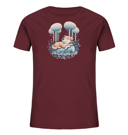 Onlineshop Shirts fuer Kinder - Rotes Kinder T-Shirt mit einem friedlichen Motiv. Ein Hund schlaeft auf einem Baumstamm, umgeben von Naturdetails wie Blaettern und stilisierten Baeumen. Eine ruhige Naturdarstellung fuer Kinder.