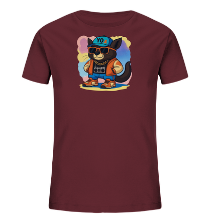Onlineshop Shirts fuer Kinder - Das Bild zeigt ein bordeauxfarbenes Kinder-T-Shirt mit einem coolen Katzenmotiv auf der Vorderseite. Die Katze traegt eine Muetze, Sonnenbrille, Goldkette, Jeans und eine orangefarbene Jacke. Hinter der Katze befindet sich ein farbenfroher, wolkiger Hintergrund. Das Design wirkt modern und verspielt.