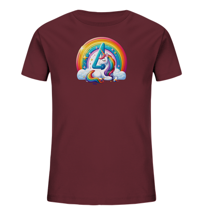 Onlineshop Shirts fuer Kinder - Das Bild zeigt ein dunkelrotes Kinder-T-Shirt mit einer farbenfrohen Grafik auf der Vorderseite. Die Grafik zeigt ein weisses Einhorn, das auf Wolken unter einem grossen Regenbogen liegt. Eine markante blaue Zahl '4' ist Teil des Designs, platziert nahe dem Kopf und Horn des Einhorns. Das Einhorn hat eine bunte Maehne und der Himmel ist mit kleinen Sternen und Glitzereffekten verziert.
