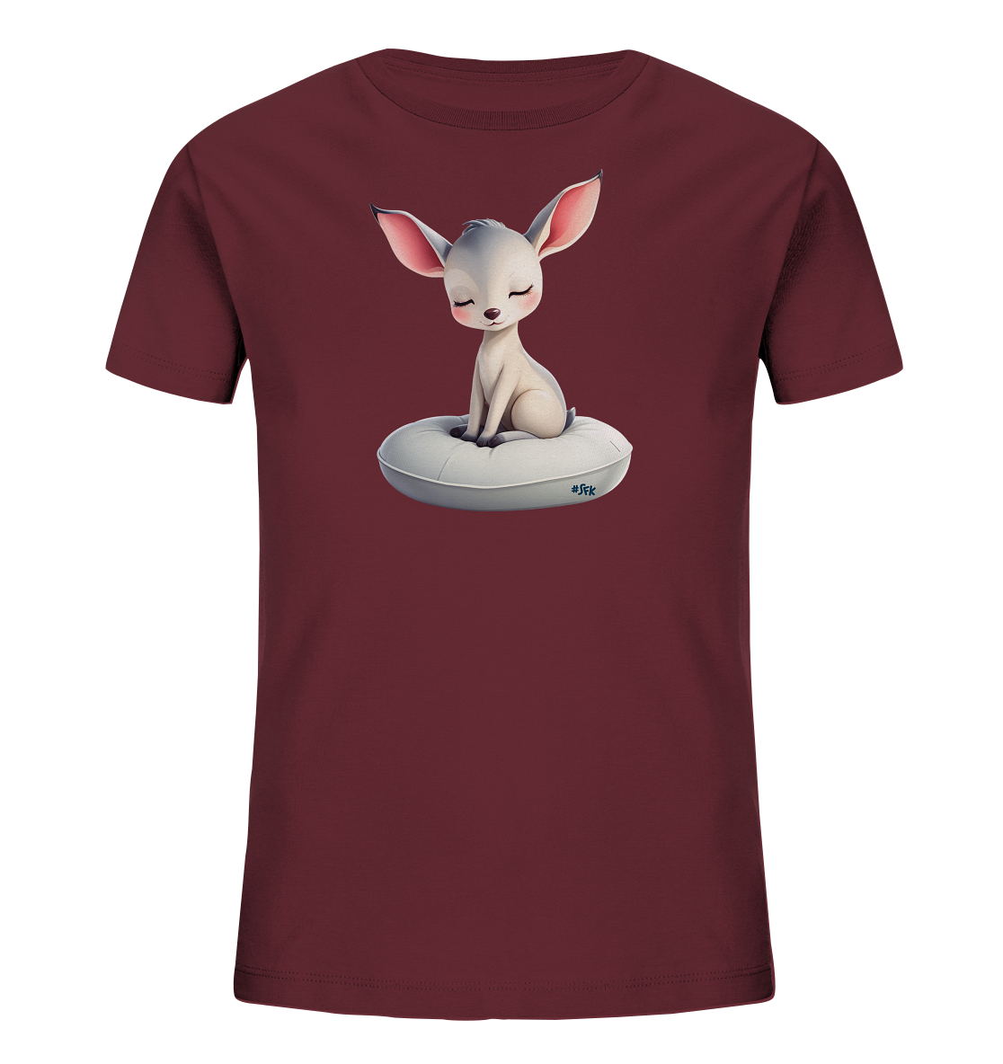 Onlineshop Shirts fuer Kinder - Das Bild zeigt ein bordeauxrotes Kinder-T-Shirt, auf dem ein niedliches, hellbeige farbenes Tier abgebildet ist. Das Tier mit den grossen Ohren sitzt friedlich auf einem weissen, runden Kissen. Es hat geschlossene Augen und einen sanften Gesichtsausdruck. Das Design verleiht dem Shirt einen verspielten und beruhigenden Charakter.
