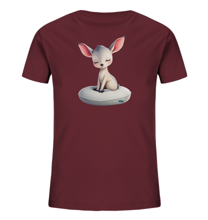 Onlineshop Shirts fuer Kinder - Das Bild zeigt ein bordeauxrotes Kinder-T-Shirt, auf dem ein niedliches, hellbeige farbenes Tier abgebildet ist. Das Tier mit den grossen Ohren sitzt friedlich auf einem weissen, runden Kissen. Es hat geschlossene Augen und einen sanften Gesichtsausdruck. Das Design verleiht dem Shirt einen verspielten und beruhigenden Charakter.