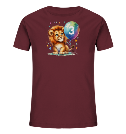 Onlineshop Shirts fuer Kinder - Das Bild zeigt ein dunkelrotes T-Shirt fuer Kinder mit einem farbenfrohen Aufdruck. Der Aufdruck zeigt einen niedlichen, cartoonhaften Baby-Loewen, der neben einem bunten Ballon sitzt. Auf dem Ballon ist die grosse Zahl '3' zu sehen. Kleine Herzen und Punkte umrahmen das Motiv und verleihen dem Shirt einen verspielten Charakter.