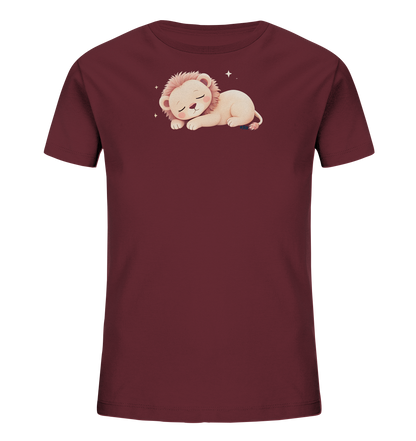 Onlineshop Shirts fuer Kinder - Das Bild zeigt ein bordeauxrotes T-Shirt fuer Kinder. Auf der Vorderseite ist eine niedliche Illustration eines schlafenden Loewenbabys zu sehen. Das Loewenbaby ist hellbeige mit rosa Maehne und geschlossenen Augen. Kleine funkelnde Sterne umgeben das Motiv und verleihen dem Design eine traeumerische Note.