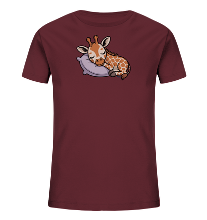 Onlineshop Shirts fuer Kinder - Das Bild zeigt ein dunkelrotes Kinder-T-Shirt. Auf der Vorderseite ist eine niedliche, schlafende Baby-Giraffe abgebildet, die gemuetlich auf einem lilafarbenen Kissen liegt. Das Motiv ist detailreich gestaltet und strahlt Ruhe aus. Das Design ist verspielt und ideal fuer Kinder.