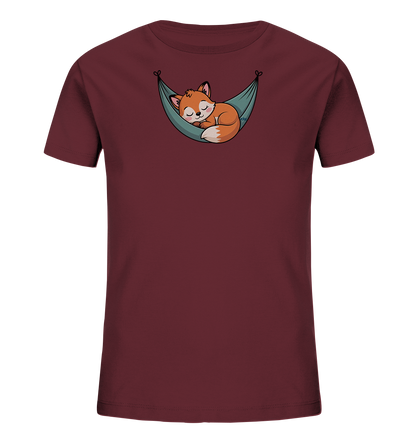 Onlineshop Shirts fuer Kinder - Das Bild zeigt ein dunkelrotes Kinder-T-Shirt vor schwarzem Hintergrund. Auf der Vorderseite ist eine niedliche Illustration eines schlafenden Fuchses zu sehen. Der orangefarbene Fuchs kuschelt sich zusammengerollt in einer teal-farbenen Haengematte. Das Design wirkt ruhig und ansprechend fuer Kinder.