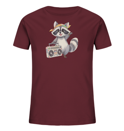 Onlineshop Shirts fuer Kinder - Das Bild zeigt ein schlichtes, dunkelrotes T-Shirt fuer Kinder. Auf der Vorderseite ist ein verspielter Waschbaer mit einem bunten Kopftuch abgebildet. Der Waschbaer haelt eine Retro-Boombox und winkt freundlich, was dem Design eine froehliche Note verleiht. Die Gestaltung wirkt lebendig und ansprechend.