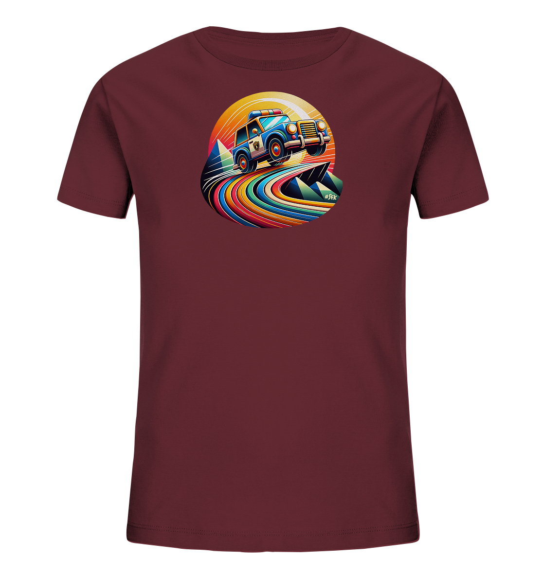 Onlineshop Shirts fuer Kinder - Das Bild zeigt ein dunkelrotes T-Shirt fuer Kinder. Auf der Vorderseite befindet sich eine farbenfrohe Illustration eines blauen Polizeiautos. Das Auto faehrt auf einer geschwungenen Bahn aus bunten Streifen, vor einem Hintergrund mit Bergen und einer Sonne. Das Design wirkt dynamisch und verspielt.
