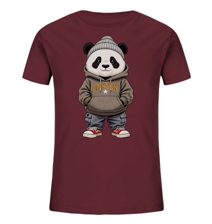 Onlineshop Shirts fuer Kinder - Ein bordeauxrotes T-Shirt fuer Kinder ist abgebildet, das einen stilisierten Panda als Hauptmotiv zeigt. Der Panda traegt eine graue Strickmuetze, einen braunen Kapuzenpullover mit einem hellen Schriftzug und Stern sowie blaue Jeans und rote Turnschuhe. Das Motiv wirkt modern und ansprechend.