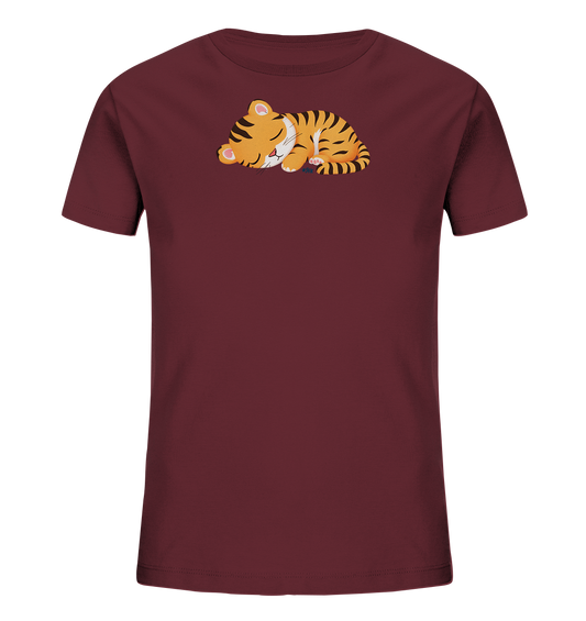 Onlineshop Shirts fuer Kinder - Das Bild zeigt ein dunkelrotes Kinder-T-Shirt mit einem niedlichen Aufdruck eines schlafenden Tigerbabys. Das orange-schwarz gestreifte Tigerjunges liegt friedlich zusammengerollt und hat die Augen geschlossen. Die Illustration ist zentral auf der Vorderseite des Shirts platziert und besticht durch sanfte Farben. Dieses charmante Design verleiht dem T-Shirt einen liebevollen und entspannten Charakter.