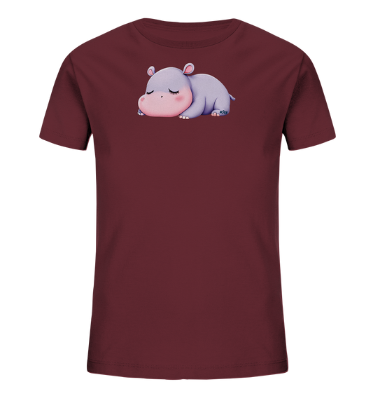 Onlineshop Shirts fuer Kinder - Das Bild zeigt ein bordeauxrotes Kinder-T-Shirt mit einer niedlichen Illustration eines schlafenden Nilpferds auf der Vorderseite. Das Nilpferd ist in sanften Lila- und Rosatoenen dargestellt, mit geschlossenen Augen und einem friedlichen Gesichtsausdruck. Das ruhige Motiv passt gut zum schlichten Design des Shirts, das in einem dezenten Farbton gehalten ist. Die Gesamtgestaltung ist ansprechend und harmonisch.