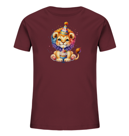 Onlineshop Shirts für Kinder - Das Bild zeigt ein dunkelrotes Kinder-T-Shirt mit einer niedlichen Illustration eines Baby-Löwen auf der Vorderseite. Der Löwe trägt einen bunten Partyhut mit der Zahl '4' darauf und hat eine regenbogenfarbene Mähne. Er sitzt und hält einen Cupcake mit einer brennenden Kerze, umgeben von bunten Punkten, was auf einen vierten Geburtstag hinweist. Das Design wirkt verspielt und farbenfroh.