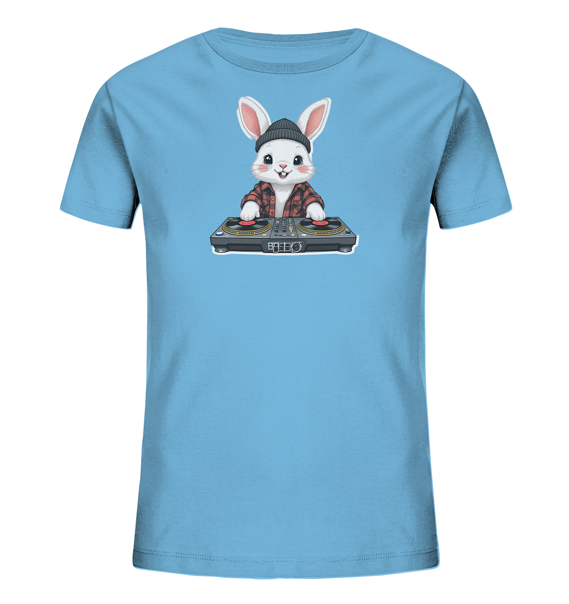 Onlineshop Shirts fuer Kinder - Das Bild zeigt ein hellblaues Kinder-T-Shirt. Es praesentiert eine verspielte Illustration eines weissen Hasen mit schwarzer Muetze und rot-kariertem Hemd. Der Hase ist als DJ dargestellt, hinter einem Set von Plattenspielern und einem Mischpult. Das Design wirkt lustig und lebendig, passend fuer Kinder.