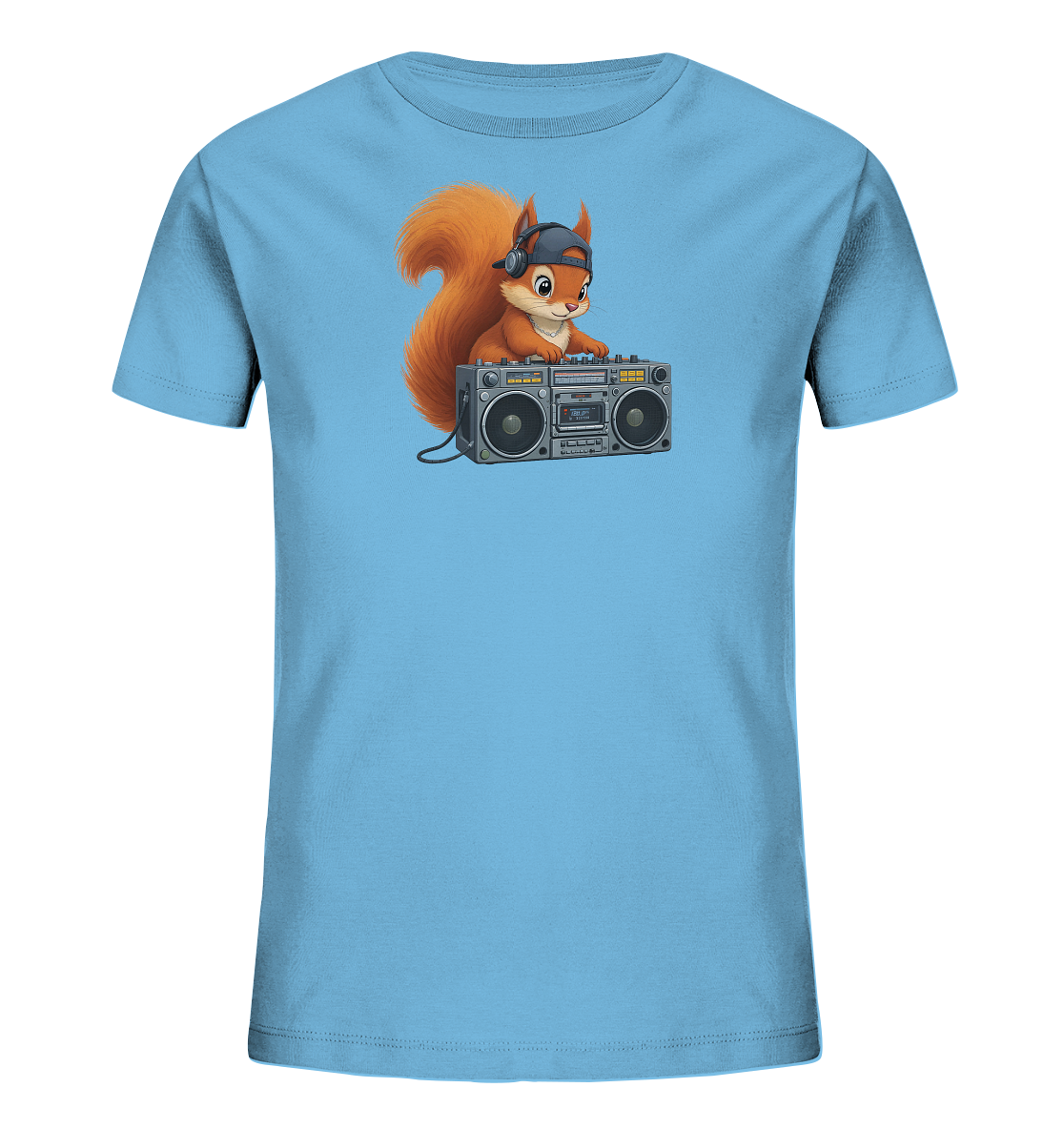 Onlineshop Shirts fuer Kinder - Das Bild zeigt ein hellblaues Kinder-T-Shirt mit einem auffaelligen Motiv auf der Vorderseite. Ein niedliches Eichhoernchen mit orangebraunem Fell traegt Kopfhoerer und eine Baseballkappe. Es steht hinter einer grauen Boombox, als wuerde es Musik auflegen. Das Design wirkt modern und verspielt, ideal fuer Kinder.