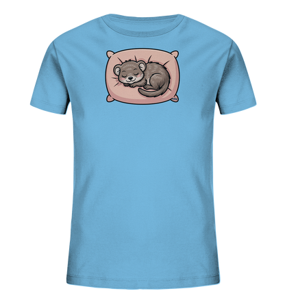 Onlineshop Shirts fuer Kinder - Das Bild zeigt ein hellblaues Kinder-T-Shirt. Auf der Vorderseite ist eine schlafende Maus auf einem rosa Kissen abgebildet. Das niedliche Motiv des grauen Nagers, der friedlich eingerollt schlummert, wirkt beruhigend. Die Darstellung ist detailliert und in sanften Farben gehalten, was dem Shirt einen charmanten und gemuetlichen Charakter verleiht.