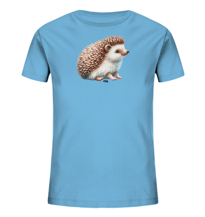 Onlineshop Shirts fuer Kinder - Das Bild zeigt ein hellblaues T-Shirt fuer Kinder mit einem detaillierten Motiv eines Igels. Der Igel ist naturgetreu dargestellt mit braun-weissen Stacheln und sitzt seitlich. Die Illustration wirkt charmant und freundlich, ideal fuer tierliebe Kinder.
