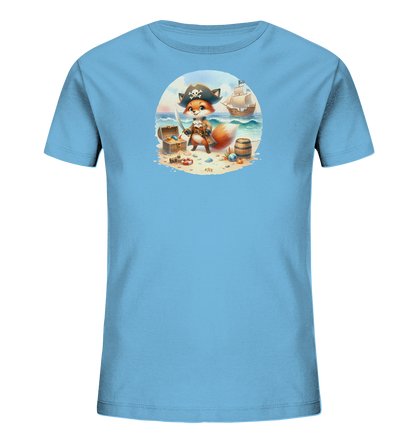 Onlineshop Shirts fuer Kinder - Das Bild zeigt ein hellblaues Kinder-T-Shirt mit einer detaillierten Illustration auf der Vorderseite. Die Grafik zeigt einen kleinen Fuchs, der als Pirat verkleidet auf einem Strand steht. Der Fuchs traegt einen Piratenhut und haelt ein Schwert neben einer Schatzkiste und einem Fass. Im Hintergrund sind das Meer, ein Schiff und ein heller Himmel mit Wolken zu sehen.