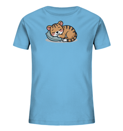 Onlineshop Shirts fuer Kinder - Das Bild zeigt ein hellblaues T-Shirt fuer Kinder. Auf der Vorderseite ist eine niedliche, schlafende Tigerkatze abgebildet, die sich gemuetlich auf einem Kissen zusammengerollt hat. Das junge Tier hat orange-braunes Fell mit schwarzen Streifen und geschlossene Augen, was einen ruhigen und friedlichen Ausdruck vermittelt. Dieses Design verleiht dem Shirt einen verspielten und beruhigenden Charakter.