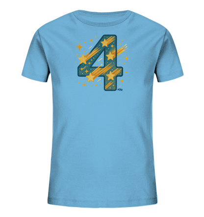 Onlineshop Shirts fuer Kinder - Das Bild zeigt ein hellblaues Kinder-T-Shirt. Auf der Vorderseite ist eine grosse Zahl "4" abgebildet, die in dunklem Tuerkis gehalten ist. Die Zahl ist mit einem Muster aus gelben Sternen und orangefarbenen Streifen verziert, die an Sternschnuppen erinnern. Kleine, leuchtende Sterne sind um die Zahl herum verteilt und verleihen dem Design eine himmlische Note.