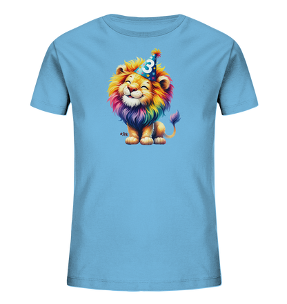 Onlineshop Shirts fuer Kinder - Das Bild zeigt ein hellblaues T-Shirt mit einem farbenfrohen Motiv eines jungen Loewen. Der Loewe traegt einen blauen Partyhut mit Sternen und der Zahl 3 darauf. Seine Maehne und der Schwanz sind in Regenbogenfarben gestaltet. Der Ausdruck des Loewen ist froehlich und lachend, was dem Shirt einen verspielten Charakter verleiht.