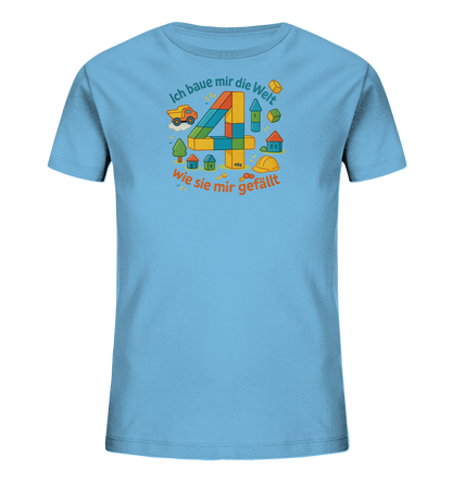Onlineshop Shirts fuer Kinder - Das hellblaue T-Shirt zeigt eine grosse, bunte '4', die aus Baukloetzen geformt ist. Um die Zahl herum sind Illustrationen von kleinen Haeusern, Baeumen, einem Lastwagen und einem Bauhelm platziert. Der Druck hat ein kreatives Thema des Bauens und der eigenen Weltgestaltung. Dieses Motiv ist verspielt und farbenfroh, ideal fuer Kinder.