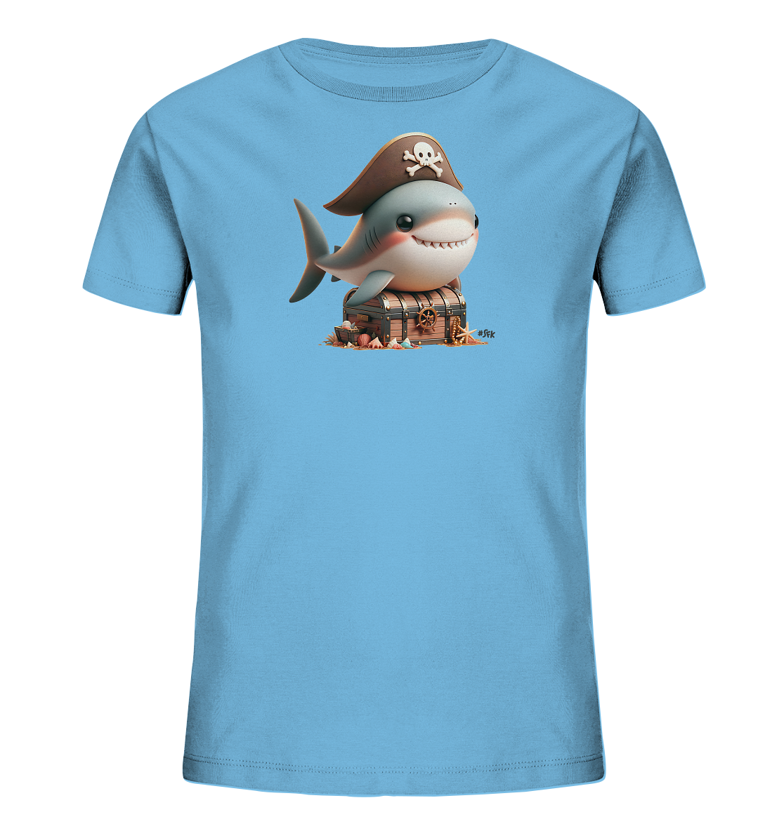 Onlineshop Shirts fuer Kinder - Das hellblaue T-Shirt zeigt ein detailreiches Piratenmotiv fuer Kinder. Ein niedlicher Cartoon-Hai mit Piratenhut sitzt auf einer prall gefuellten Schatzkiste. Die Kiste ist von Muscheln und sandigen Elementen umgeben, was eine maritime Szene darstellt. Dieses froehliche Design weckt die Fantasie kleiner Abenteurer.