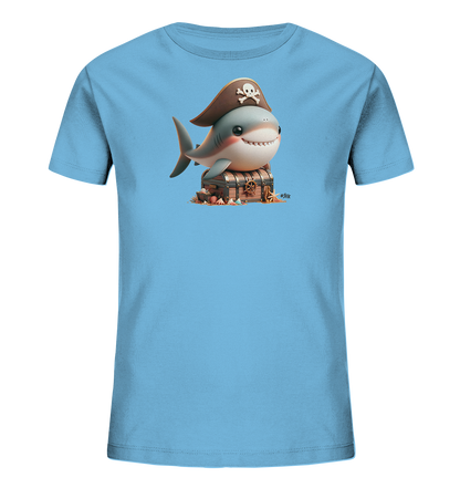 Onlineshop Shirts fuer Kinder - Das hellblaue T-Shirt zeigt ein detailreiches Piratenmotiv fuer Kinder. Ein niedlicher Cartoon-Hai mit Piratenhut sitzt auf einer prall gefuellten Schatzkiste. Die Kiste ist von Muscheln und sandigen Elementen umgeben, was eine maritime Szene darstellt. Dieses froehliche Design weckt die Fantasie kleiner Abenteurer.
