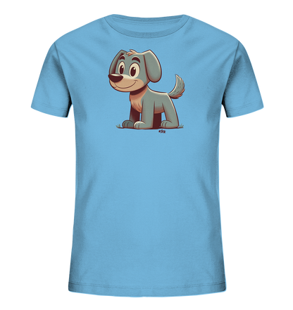 Onlineshop Shirts fuer Kinder - Das Bild zeigt ein hellblaues T-Shirt fuer Kinder mit einem niedlichen Cartoon-Hund. Der graublaue Hund sitzt aufrecht auf stilisiertem Gras und hat ein freundliches Laecheln. Sein Schwanz ist leicht erhoben, was auf Freude hindeutet. Das Design wirkt verspielt und ansprechend fuer Kinder.