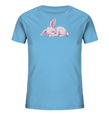 Onlineshop Shirts fuer Kinder - Das Bild zeigt ein hellblaues Kinder-T-Shirt mit einem niedlichen Motiv eines schlafenden rosa Hasen auf der Vorderseite. Der Hase liegt friedlich da, hat die Augen geschlossen und besitzt lange, teils gefaltete Ohren. Das Design verleiht dem Shirt eine sanfte und beruhigende Ausstrahlung, ideal fuer Kinderkleidung.