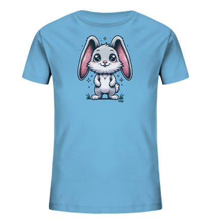 Onlineshop Shirts fuer Kinder - Ein hellblaues T-Shirt fuer Kinder mit einem suessen Cartoon-Haeschen-Motiv. Das Haeschen hat grosse Augen, lange rosa Ohren und steht auf Gras mit Glitzersternen.