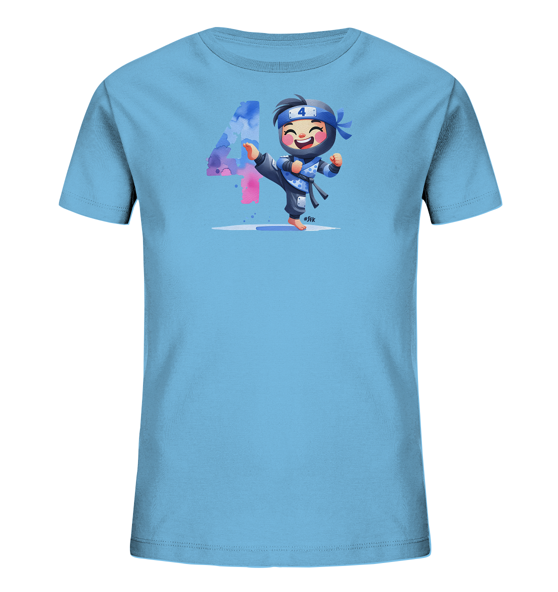 Onlineshop Shirts fuer Kinder - Das Bild zeigt ein hellblaues Kinder-T-Shirt mit einem farbenfrohen Aufdruck. Ein laechelnder Ninja-Charakter in Action ist neben einer grossen Zahl '4' im Aquarell-Stil zu sehen. Das Design ist dynamisch und kindgerecht gestaltet.