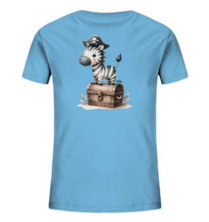Onlineshop Shirts fuer Kinder - Das Bild zeigt ein hellblaues T-Shirt mit einer niedlichen Zebragrafik auf der Vorderseite. Das Baby-Zebra traegt einen Piratenhut mit Totenkopf und steht auf einer detailreichen, hoelzernen Schatztruhe. Sand und einige Pflanzenelemente umgeben die Truhe. Das Design ist fantasievoll und verspielt.