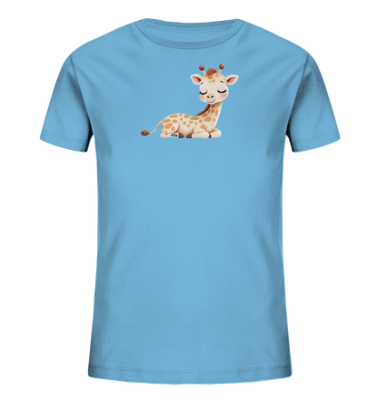 Onlineshop Shirts fuer Kinder - Das Bild zeigt ein hellblaues Kinder-T-Shirt, auf dem eine niedliche, liegende Giraffe abgebildet ist. Die Giraffe ist hellbraun mit dunkleren Flecken, hat sanft geschlossene Augen und einen friedlichen Ausdruck. Das Design ist mittig auf der Vorderseite des Shirts platziert und wirkt verspielt.