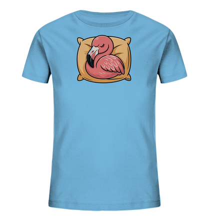 Onlineshop Shirts fuer Kinder - Das Bild zeigt ein hellblaues T-Shirt fuer Kinder mit einem niedlichen Motiv eines schlafenden Flamingos. Der rosa Flamingo ruht friedlich auf einem beigen Kissen. Die Darstellung ist cartoonartig und verleiht dem Shirt einen verspielten und beruhigenden Charakter. Es ist ein charmantes Design fuer Kinder.