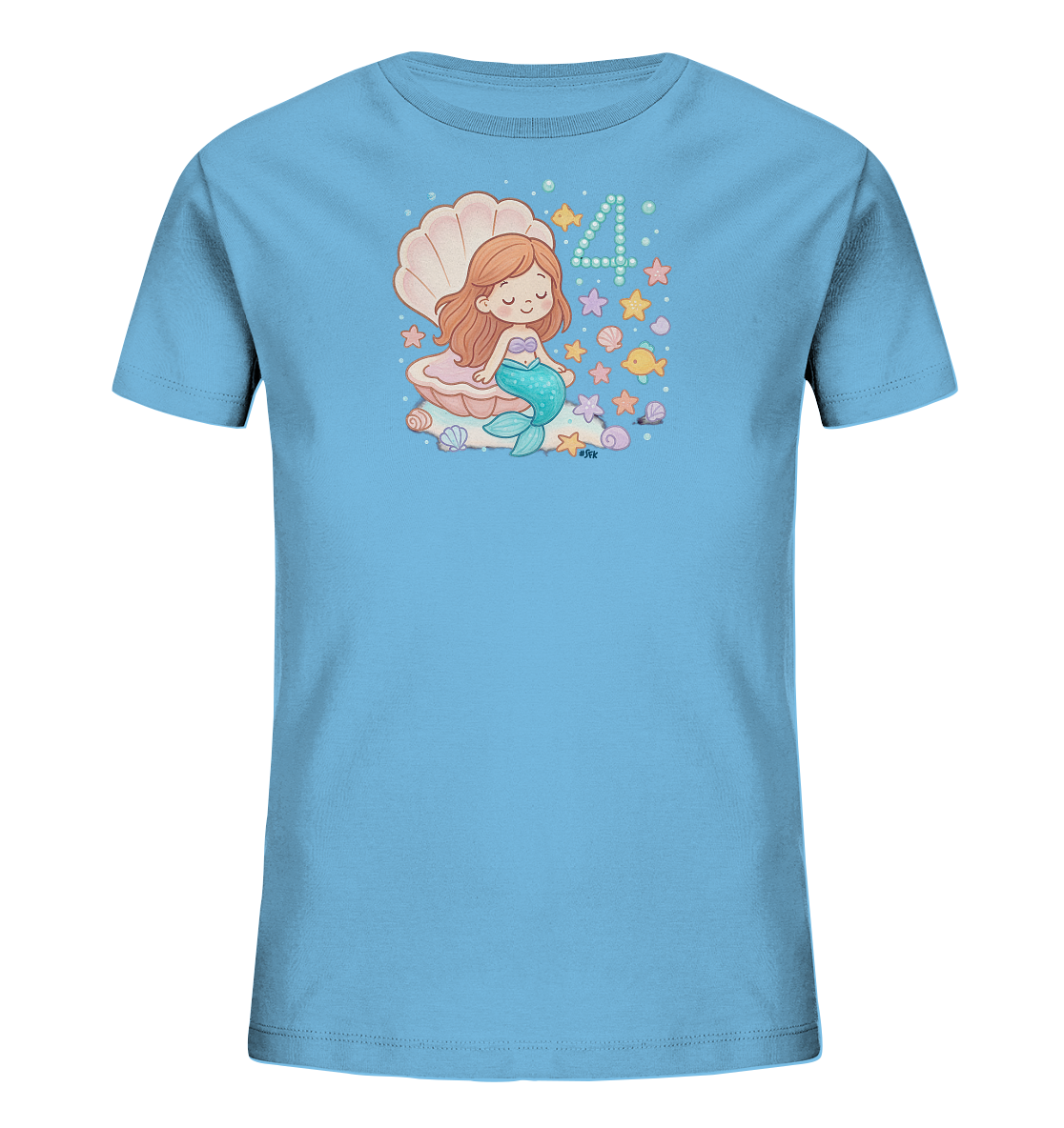 Onlineshop Shirts fuer Kinder - Das Bild zeigt ein hellblaues Kinder-T-Shirt mit einem niedlichen Unterwasser-Motiv. Eine kleine Meerjungfrau sitzt in einer Muschel, umgeben von Seesternen, Muscheln und einem Fisch. Über der Meerjungfrau ist die Zahl 4 aus Punkten dargestellt. Das verspielte Design hat ein froehliches Meeres-Thema.