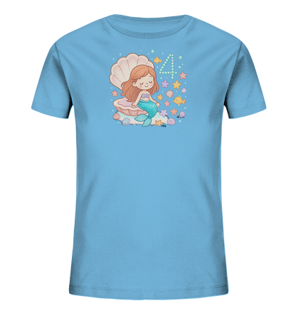 Onlineshop Shirts fuer Kinder - Das Bild zeigt ein hellblaues Kinder-T-Shirt mit einem niedlichen Unterwasser-Motiv. Eine kleine Meerjungfrau sitzt in einer Muschel, umgeben von Seesternen, Muscheln und einem Fisch. Über der Meerjungfrau ist die Zahl 4 aus Punkten dargestellt. Das verspielte Design hat ein froehliches Meeres-Thema.