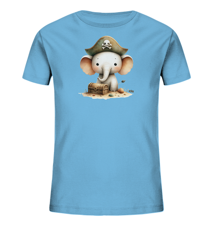 Onlineshop Shirts fuer Kinder - Das hellblaue T-Shirt zeigt eine niedliche Illustration eines kleinen Elefanten. Der Elefant traegt einen Piratenhut mit Totenkopfsymbol und sitzt neben einer Schatztruhe. Das Motiv ist auf einem kleinen Sandstrand mit Muscheln und einer Pflanze platziert. Das Design wirkt verspielt und abenteuerlich.