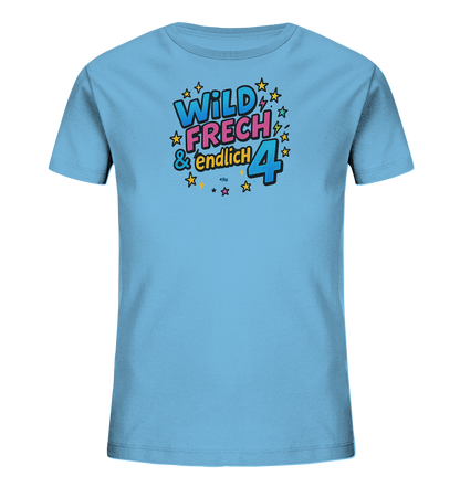 Onlineshop Shirts fuer Kinder - Das Bild zeigt ein hellblaues T-Shirt fuer Kinder. Auf der Vorderseite befindet sich ein farbenfroher Aufdruck mit dem Text "WILD FRECH & endlich" und der grossen Zahl "4". Das Design wird durch stilisierte Sterne und Blitze ergaenzt. Es ist ein froehliches Motiv fuer Kinder, die ihren vierten Geburtstag feiern.
