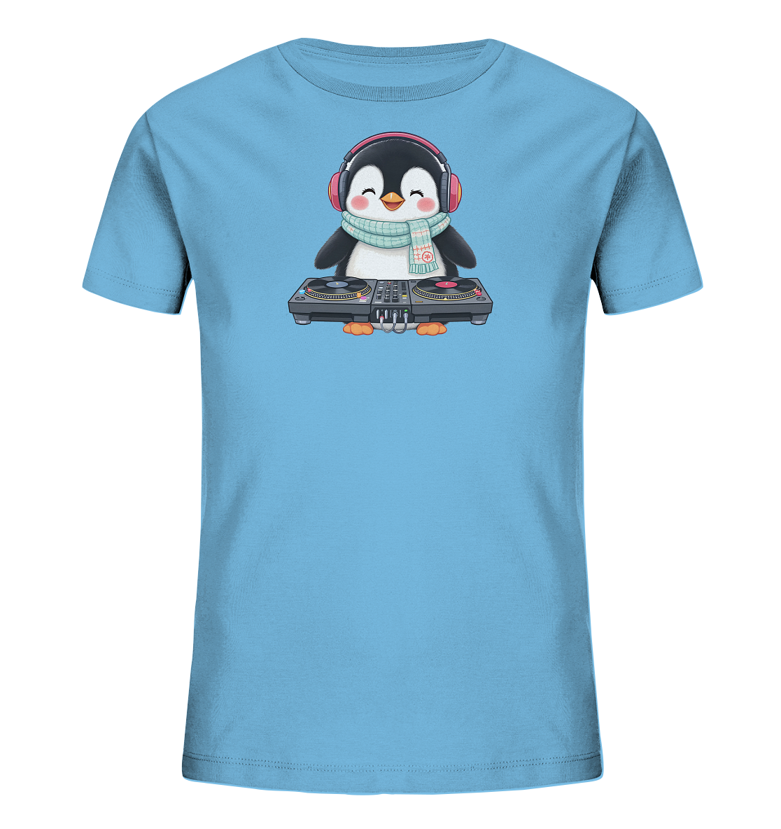 Onlineshop Shirts fuer Kinder - Das Bild zeigt ein hellblaues T-Shirt fuer Kinder mit einem niedlichen Pinguin-Motiv auf der Vorderseite. Der Pinguin traegt rote Kopfhoerer und einen gemusterten Schal, waehrend er an einem DJ-Mischpult steht. Das Design ist verspielt und zeigt den Pinguin mit einem froehlichen Gesichtsausdruck. Es vermittelt einen musikalischen und freundlichen Charakter fuer Kinderkleidung.