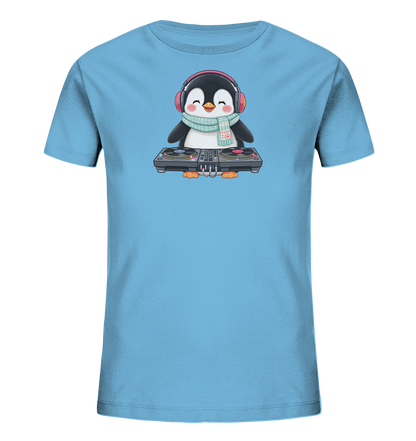 Onlineshop Shirts fuer Kinder - Das Bild zeigt ein hellblaues T-Shirt fuer Kinder mit einem niedlichen Pinguin-Motiv auf der Vorderseite. Der Pinguin traegt rote Kopfhoerer und einen gemusterten Schal, waehrend er an einem DJ-Mischpult steht. Das Design ist verspielt und zeigt den Pinguin mit einem froehlichen Gesichtsausdruck. Es vermittelt einen musikalischen und freundlichen Charakter fuer Kinderkleidung.