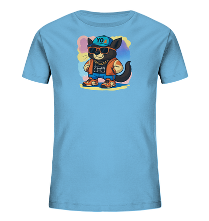 Onlineshop Shirts fuer Kinder - Das hellblaue T-Shirt praesentiert ein humorvolles Motiv eines schwarzen Katers im Hip-Hop-Look. Er traegt eine blaue Kappe mit dem Aufdruck "YO", eine Sonnenbrille, eine orangefarbene Jacke, Jeans, orangefarbene Sneaker und eine goldene Kette. Eine kleine Boombox haengt an seinem Hals. Der Kater ist vor einem mehrfarbigen, abstrakten Hintergrund positioniert.