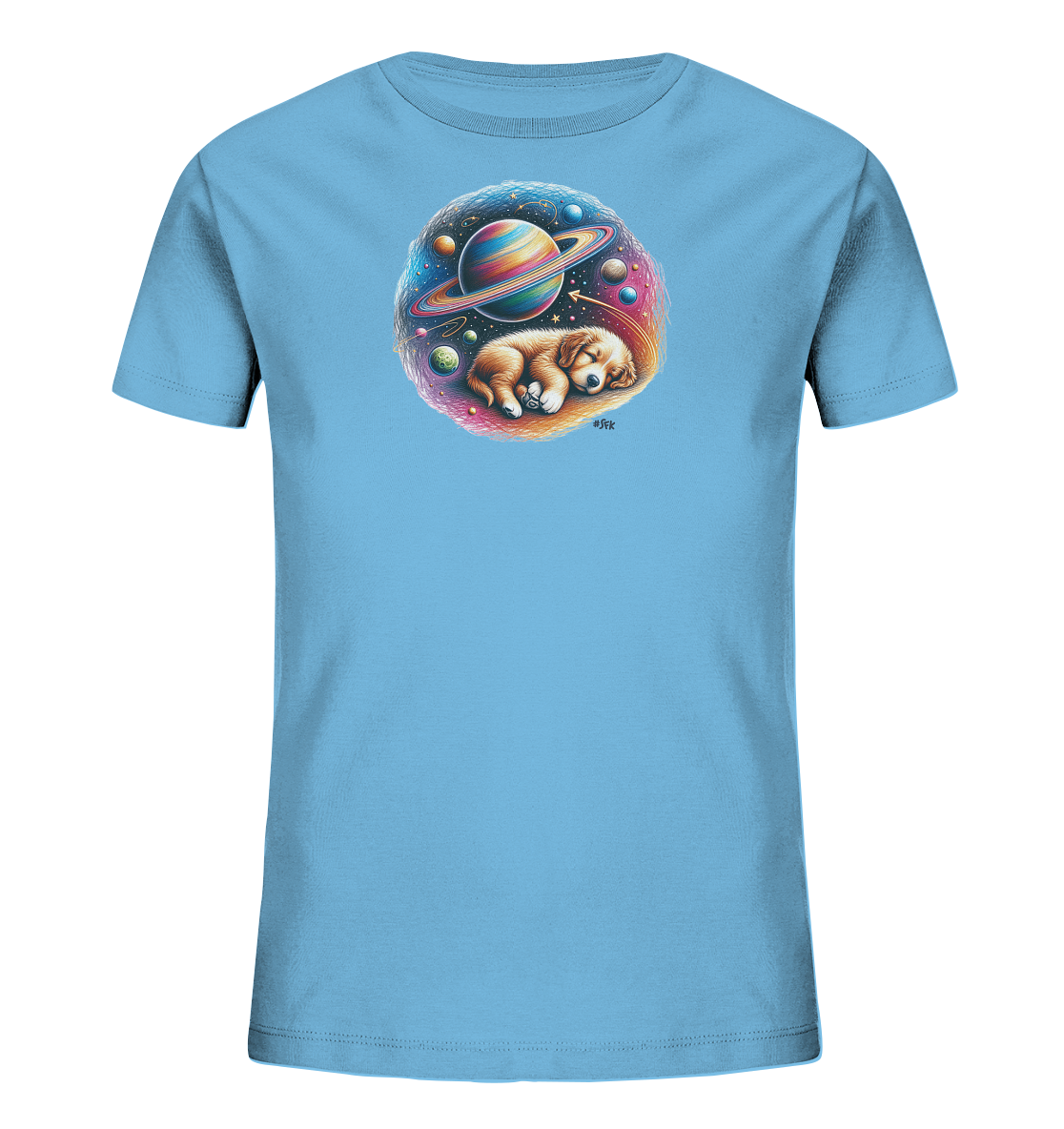 Onlineshop Shirts fuer Kinder - Zu sehen ist ein hellblaues T-Shirt fuer Kinder. Die Vorderseite ziert ein rundes Motiv mit einem schlafenden Welpen. Dieser liegt eingebettet in eine fantasievolle Weltraumszene voller bunter Planeten und Sterne. Das Design ist farbenpraechtig und detailreich gestaltet.
